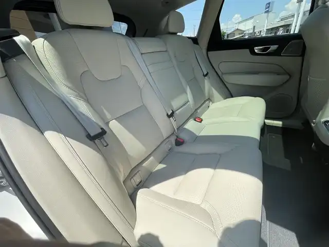 ボルボ ＸＣ６０ D4 AWD インスクリプション 栃木県 2020(令2)年 4.9万km パール ワンオーナー /禁煙車/Bowers&Wilkinsプレミアムサウンド/パノラマサンルーフ /白革シート/前席マッサージシート/全席シートヒーター /前席ベンチレーター/ヘッドアップディスプレイ/コーナリングライト/クリアランスソナー /ステアリングヒーター/ドライブレコーダー/ナビ/フルセグ/全方位カメラ/ETC/レーンキープアシスト/ブラインドスポット /トラフィックアラート/インテリセーフ /パワーテールゲート/ACC