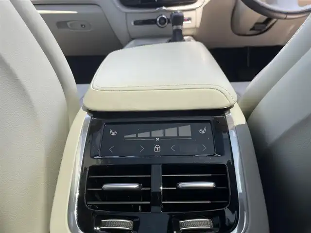 ボルボ ＸＣ６０ D4 AWD インスクリプション 栃木県 2020(令2)年 4.9万km パール ワンオーナー /禁煙車/Bowers&Wilkinsプレミアムサウンド/パノラマサンルーフ /白革シート/前席マッサージシート/全席シートヒーター /前席ベンチレーター/ヘッドアップディスプレイ/コーナリングライト/クリアランスソナー /ステアリングヒーター/ドライブレコーダー/ナビ/フルセグ/全方位カメラ/ETC/レーンキープアシスト/ブラインドスポット /トラフィックアラート/インテリセーフ /パワーテールゲート/ACC