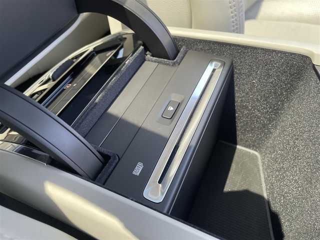 ボルボ ＸＣ６０ D4 AWD インスクリプション 栃木県 2020(令2)年 4.9万km パール ワンオーナー /禁煙車/Bowers&Wilkinsプレミアムサウンド/パノラマサンルーフ /白革シート/前席マッサージシート/全席シートヒーター /前席ベンチレーター/ヘッドアップディスプレイ/コーナリングライト/クリアランスソナー /ステアリングヒーター/ドライブレコーダー/ナビ/フルセグ/全方位カメラ/ETC/レーンキープアシスト/ブラインドスポット /トラフィックアラート/インテリセーフ /パワーテールゲート/ACC
