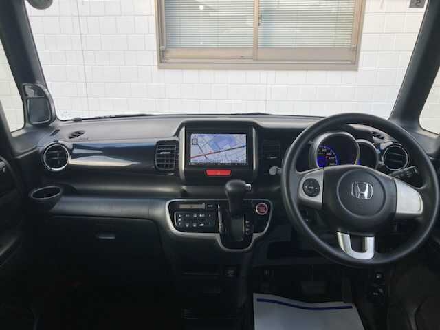 ホンダ Ｎ ＢＯＸ カスタム G Lパッケージ 三重県 2013(平25)年 6.9万km プレミアムホワイトパール (株)IDOMが運営する【じしゃロン四日市店】の自社ローン専用車両になります。こちらは現金またはオートローンご利用時の価格です。自社ローンご希望の方は別途その旨お申付け下さい/社外SDナビ（CD/DVD/AM/FM）/パドルシフト/片側パワースライド/バックカメラ/ワンセグTV/ETC/純正14インチAW/キセノンライト/ベンチシート