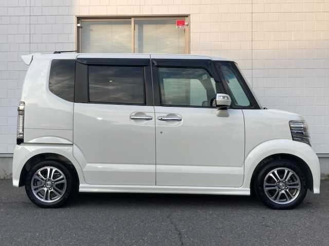 ホンダ Ｎ ＢＯＸ カスタム G Lパッケージ 三重県 2013(平25)年 6.9万km プレミアムホワイトパール (株)IDOMが運営する【じしゃロン四日市店】の自社ローン専用車両になります。こちらは現金またはオートローンご利用時の価格です。自社ローンご希望の方は別途その旨お申付け下さい/社外SDナビ（CD/DVD/AM/FM）/パドルシフト/片側パワースライド/バックカメラ/ワンセグTV/ETC/純正14インチAW/キセノンライト/ベンチシート