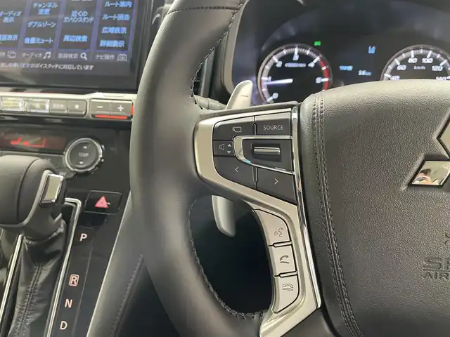 三菱 デリカＤ：５ ブラックエディション 滋賀県 2025(令7)年 0.1千km グラファイトグレーメタリック/ブラックマイカ 登録済未使用車/ALPINEデリカD:5専用11型ナビゲーション/【Bluetooth/CD/DVD/HDMI//AppleCarPlay/AndroidAuto/フルセグTV）/後席用モニター取付パッケージ/電動サイドステップレス/マルチアラウンドモニター/ダイアモンドステッチ入ブラック革シート/パワーシート/シートヒーター/ステアリングヒーター/e-アシスト/・衝突被害軽減ブレーキ/・車線逸脱警報/・レーダークルーズコントロール/・オートマチックハイビーム/・誤発進抑制機能/・後側方車両検知警報/・後退時車両検知警報/両側パワースライドドア/パワーバックドア/LEDヘッドライト/ブラック塗装アルミホイール