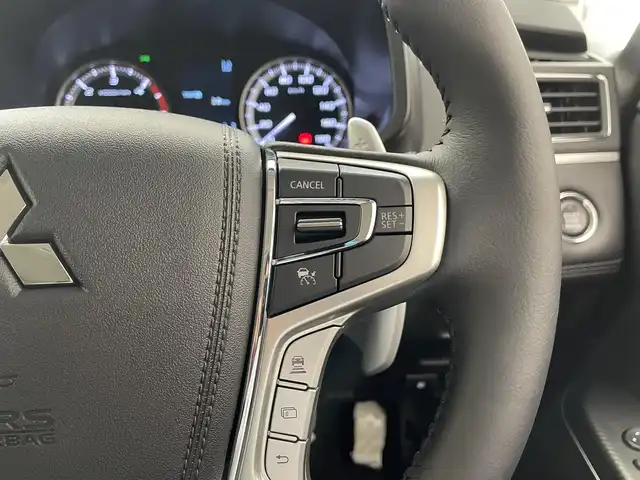 三菱 デリカＤ：５ ブラックエディション 滋賀県 2025(令7)年 0.1千km グラファイトグレーメタリック/ブラックマイカ 登録済未使用車/ALPINEデリカD:5専用11型ナビゲーション/【Bluetooth/CD/DVD/HDMI//AppleCarPlay/AndroidAuto/フルセグTV）/後席用モニター取付パッケージ/電動サイドステップレス/マルチアラウンドモニター/ダイアモンドステッチ入ブラック革シート/パワーシート/シートヒーター/ステアリングヒーター/e-アシスト/・衝突被害軽減ブレーキ/・車線逸脱警報/・レーダークルーズコントロール/・オートマチックハイビーム/・誤発進抑制機能/・後側方車両検知警報/・後退時車両検知警報/両側パワースライドドア/パワーバックドア/LEDヘッドライト/ブラック塗装アルミホイール