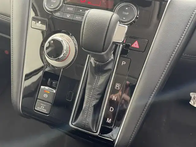 三菱 デリカＤ：５ ブラックエディション 滋賀県 2025(令7)年 0.1千km グラファイトグレーメタリック/ブラックマイカ 登録済未使用車/ALPINEデリカD:5専用11型ナビゲーション/【Bluetooth/CD/DVD/HDMI//AppleCarPlay/AndroidAuto/フルセグTV）/後席用モニター取付パッケージ/電動サイドステップレス/マルチアラウンドモニター/ダイアモンドステッチ入ブラック革シート/パワーシート/シートヒーター/ステアリングヒーター/e-アシスト/・衝突被害軽減ブレーキ/・車線逸脱警報/・レーダークルーズコントロール/・オートマチックハイビーム/・誤発進抑制機能/・後側方車両検知警報/・後退時車両検知警報/両側パワースライドドア/パワーバックドア/LEDヘッドライト/ブラック塗装アルミホイール