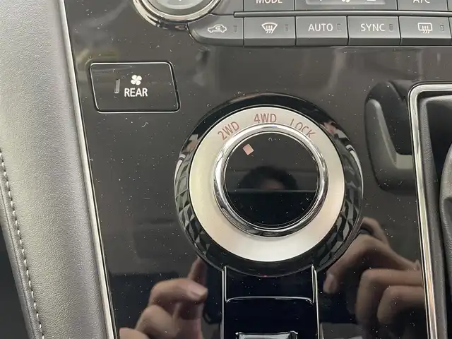 三菱 デリカＤ：５ ブラックエディション 滋賀県 2025(令7)年 0.1千km グラファイトグレーメタリック/ブラックマイカ 登録済未使用車/ALPINEデリカD:5専用11型ナビゲーション/【Bluetooth/CD/DVD/HDMI//AppleCarPlay/AndroidAuto/フルセグTV）/後席用モニター取付パッケージ/電動サイドステップレス/マルチアラウンドモニター/ダイアモンドステッチ入ブラック革シート/パワーシート/シートヒーター/ステアリングヒーター/e-アシスト/・衝突被害軽減ブレーキ/・車線逸脱警報/・レーダークルーズコントロール/・オートマチックハイビーム/・誤発進抑制機能/・後側方車両検知警報/・後退時車両検知警報/両側パワースライドドア/パワーバックドア/LEDヘッドライト/ブラック塗装アルミホイール