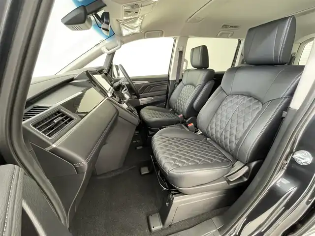 三菱 デリカＤ：５ ブラックエディション 滋賀県 2025(令7)年 0.1千km グラファイトグレーメタリック/ブラックマイカ 登録済未使用車/ALPINEデリカD:5専用11型ナビゲーション/【Bluetooth/CD/DVD/HDMI//AppleCarPlay/AndroidAuto/フルセグTV）/後席用モニター取付パッケージ/電動サイドステップレス/マルチアラウンドモニター/ダイアモンドステッチ入ブラック革シート/パワーシート/シートヒーター/ステアリングヒーター/e-アシスト/・衝突被害軽減ブレーキ/・車線逸脱警報/・レーダークルーズコントロール/・オートマチックハイビーム/・誤発進抑制機能/・後側方車両検知警報/・後退時車両検知警報/両側パワースライドドア/パワーバックドア/LEDヘッドライト/ブラック塗装アルミホイール