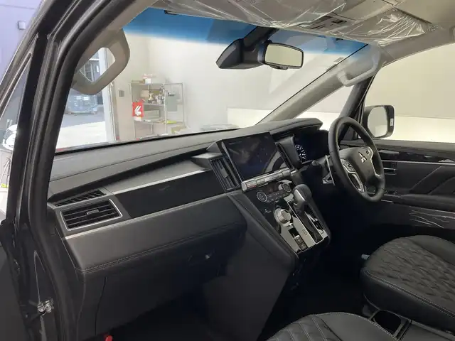 三菱 デリカＤ：５ ブラックエディション 滋賀県 2025(令7)年 0.1千km グラファイトグレーメタリック/ブラックマイカ 登録済未使用車/ALPINEデリカD:5専用11型ナビゲーション/【Bluetooth/CD/DVD/HDMI//AppleCarPlay/AndroidAuto/フルセグTV）/後席用モニター取付パッケージ/電動サイドステップレス/マルチアラウンドモニター/ダイアモンドステッチ入ブラック革シート/パワーシート/シートヒーター/ステアリングヒーター/e-アシスト/・衝突被害軽減ブレーキ/・車線逸脱警報/・レーダークルーズコントロール/・オートマチックハイビーム/・誤発進抑制機能/・後側方車両検知警報/・後退時車両検知警報/両側パワースライドドア/パワーバックドア/LEDヘッドライト/ブラック塗装アルミホイール