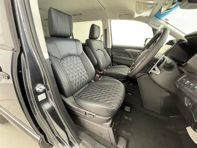 三菱 デリカＤ：５ ブラックエディション 滋賀県 2025(令7)年 0.1千km グラファイトグレーメタリック/ブラックマイカ 登録済未使用車/ALPINEデリカD:5専用11型ナビゲーション/【Bluetooth/CD/DVD/HDMI//AppleCarPlay/AndroidAuto/フルセグTV）/後席用モニター取付パッケージ/電動サイドステップレス/マルチアラウンドモニター/ダイアモンドステッチ入ブラック革シート/パワーシート/シートヒーター/ステアリングヒーター/e-アシスト/・衝突被害軽減ブレーキ/・車線逸脱警報/・レーダークルーズコントロール/・オートマチックハイビーム/・誤発進抑制機能/・後側方車両検知警報/・後退時車両検知警報/両側パワースライドドア/パワーバックドア/LEDヘッドライト/ブラック塗装アルミホイール