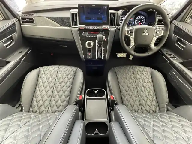 三菱 デリカＤ：５ ブラックエディション 滋賀県 2025(令7)年 0.1千km グラファイトグレーメタリック/ブラックマイカ 登録済未使用車/ALPINEデリカD:5専用11型ナビゲーション/【Bluetooth/CD/DVD/HDMI//AppleCarPlay/AndroidAuto/フルセグTV）/後席用モニター取付パッケージ/電動サイドステップレス/マルチアラウンドモニター/ダイアモンドステッチ入ブラック革シート/パワーシート/シートヒーター/ステアリングヒーター/e-アシスト/・衝突被害軽減ブレーキ/・車線逸脱警報/・レーダークルーズコントロール/・オートマチックハイビーム/・誤発進抑制機能/・後側方車両検知警報/・後退時車両検知警報/両側パワースライドドア/パワーバックドア/LEDヘッドライト/ブラック塗装アルミホイール