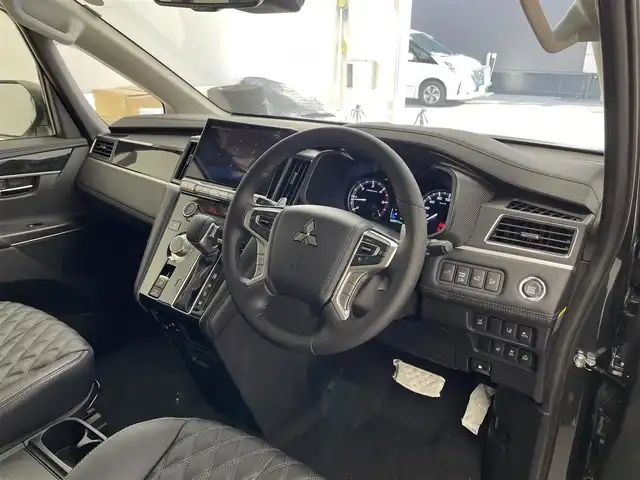 三菱 デリカＤ：５ ブラックエディション 滋賀県 2025(令7)年 0.1千km グラファイトグレーメタリック/ブラックマイカ 登録済未使用車/ALPINEデリカD:5専用11型ナビゲーション/【Bluetooth/CD/DVD/HDMI//AppleCarPlay/AndroidAuto/フルセグTV）/後席用モニター取付パッケージ/電動サイドステップレス/マルチアラウンドモニター/ダイアモンドステッチ入ブラック革シート/パワーシート/シートヒーター/ステアリングヒーター/e-アシスト/・衝突被害軽減ブレーキ/・車線逸脱警報/・レーダークルーズコントロール/・オートマチックハイビーム/・誤発進抑制機能/・後側方車両検知警報/・後退時車両検知警報/両側パワースライドドア/パワーバックドア/LEDヘッドライト/ブラック塗装アルミホイール