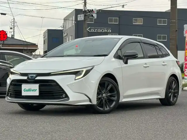 トヨタ カローラツーリング ハイブリッド ダブルバイビー 愛知県 2023(令5)年 1.9万km プラチナホワイトパールマイカ ディーラー整備記録簿R6.R7//ワンオーナー//純正10.5インチナビ/フルセグ/BT/Miracast/USB//前席シートヒーター//ステアリングヒーター//トヨタセーフティセンス/・プリクラッシュセーフティー/・レーンディーパーチャーアラート/・ブラインドスポットモニター/・プロアクティブドライビングアシスト/・クリアランスソナー/・リアクロストラフィックアラート/・パーキングサポートブレーキ/・安心降車アシスト/・ロードサインアシスト/・レーダークルーズコントロール/・横滑り防止機能//100V電源//テレビキャンセラー//バックカメラ//ビルドインETC2.0//ハーフレザーシート//革巻きステアリング//オートブレーキホールド//LEDヘッドライト/フォグランプ//純正17インチAW//オートリトラウインカーミラー//純正フロアマット//純正ドアバイザー//プッシュスタート//スマートキー/スペアキー//ステアリングスイッチ//ISOFIX//取扱説明書/保証書