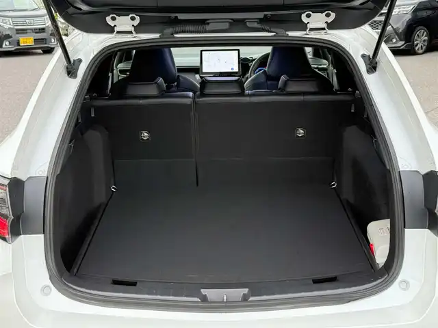 トヨタ カローラツーリング ハイブリッド ダブルバイビー 愛知県 2023(令5)年 1.9万km プラチナホワイトパールマイカ ディーラー整備記録簿R6.R7//ワンオーナー//純正10.5インチナビ/フルセグ/BT/Miracast/USB//前席シートヒーター//ステアリングヒーター//トヨタセーフティセンス/・プリクラッシュセーフティー/・レーンディーパーチャーアラート/・ブラインドスポットモニター/・プロアクティブドライビングアシスト/・クリアランスソナー/・リアクロストラフィックアラート/・パーキングサポートブレーキ/・安心降車アシスト/・ロードサインアシスト/・レーダークルーズコントロール/・横滑り防止機能//100V電源//テレビキャンセラー//バックカメラ//ビルドインETC2.0//ハーフレザーシート//革巻きステアリング//オートブレーキホールド//LEDヘッドライト/フォグランプ//純正17インチAW//オートリトラウインカーミラー//純正フロアマット//純正ドアバイザー//プッシュスタート//スマートキー/スペアキー//ステアリングスイッチ//ISOFIX//取扱説明書/保証書