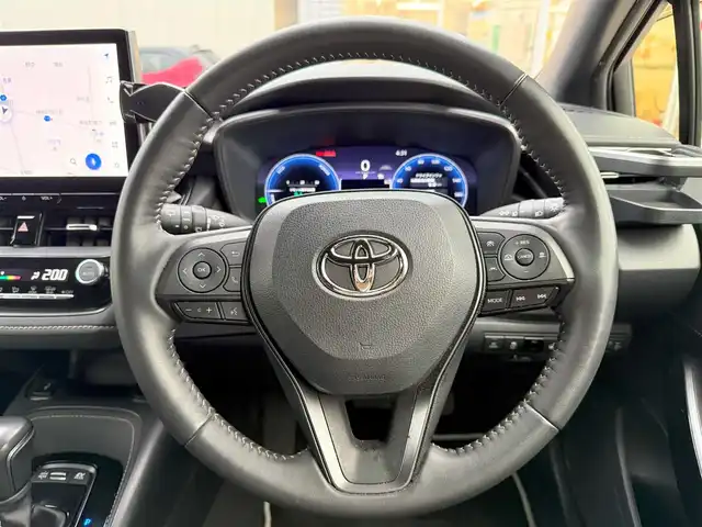 トヨタ カローラツーリング ハイブリッド ダブルバイビー 愛知県 2023(令5)年 1.9万km プラチナホワイトパールマイカ ディーラー整備記録簿R6.R7//ワンオーナー//純正10.5インチナビ/フルセグ/BT/Miracast/USB//前席シートヒーター//ステアリングヒーター//トヨタセーフティセンス/・プリクラッシュセーフティー/・レーンディーパーチャーアラート/・ブラインドスポットモニター/・プロアクティブドライビングアシスト/・クリアランスソナー/・リアクロストラフィックアラート/・パーキングサポートブレーキ/・安心降車アシスト/・ロードサインアシスト/・レーダークルーズコントロール/・横滑り防止機能//100V電源//テレビキャンセラー//バックカメラ//ビルドインETC2.0//ハーフレザーシート//革巻きステアリング//オートブレーキホールド//LEDヘッドライト/フォグランプ//純正17インチAW//オートリトラウインカーミラー//純正フロアマット//純正ドアバイザー//プッシュスタート//スマートキー/スペアキー//ステアリングスイッチ//ISOFIX//取扱説明書/保証書