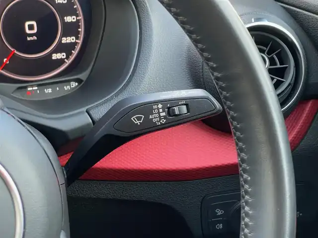 アウディ Ｑ２ ハッシュタグ パッション 山梨県 2019(令1)年 4万km ミトスブラックメタリック ３００台限定車　/黒赤シート　/バーチャルＣ/アシスタンスＰ/純正ＭＭＩナビ/Ｂカメラ/Ｃセンサー/フルセグ/カープレイ/ＢＴ/ＣＤ/ＤＶＤ/ＡＣＣ/ＢＳＡ/ＬＫＡ/前シートＨ/専用１９ＡＷ/Ａハイビーム