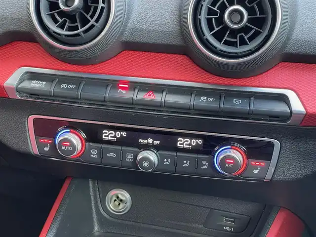 アウディ Ｑ２ ハッシュタグ パッション 山梨県 2019(令1)年 4万km ミトスブラックメタリック ３００台限定車　/黒赤シート　/バーチャルＣ/アシスタンスＰ/純正ＭＭＩナビ/Ｂカメラ/Ｃセンサー/フルセグ/カープレイ/ＢＴ/ＣＤ/ＤＶＤ/ＡＣＣ/ＢＳＡ/ＬＫＡ/前シートＨ/専用１９ＡＷ/Ａハイビーム
