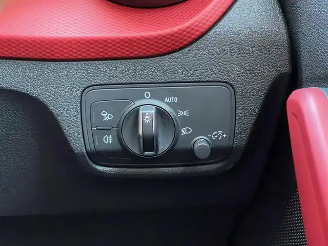 アウディ Ｑ２ ハッシュタグ パッション 山梨県 2019(令1)年 4万km ミトスブラックメタリック ３００台限定車　/黒赤シート　/バーチャルＣ/アシスタンスＰ/純正ＭＭＩナビ/Ｂカメラ/Ｃセンサー/フルセグ/カープレイ/ＢＴ/ＣＤ/ＤＶＤ/ＡＣＣ/ＢＳＡ/ＬＫＡ/前シートＨ/専用１９ＡＷ/Ａハイビーム