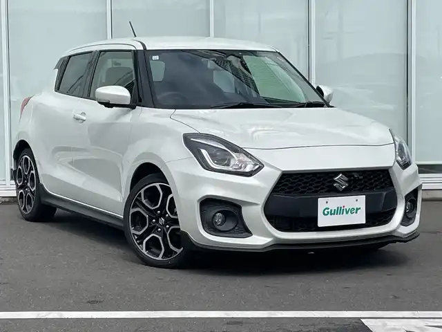 スズキ スイフト スポーツ 神奈川県 2023(令5)年 2.1万km ピュアホワイトP KENOWOOD製8V型SDナビ（MPV-S708L）/Bluetooth/CD/DVD/iPod/フルセグ/USB/全周囲カメラ/アクティブクルーズコントロール/純正エアロ/デジタルインナーミラー/ブラインドスポットモニター/シートヒーター/パドルシフト/専用フットペダル/専用シート/純正アルミホイール/LEDヘッドライト/ETC/コーナーセンサー/デュアルセンサーブレーキサポート/アイドリングストップ/レーンキープアシスト/横滑り防止装置/カーテンエアバック