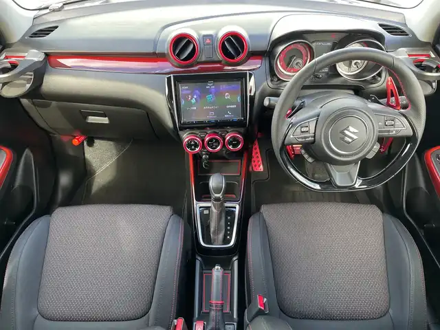 スズキ スイフト スポーツ 神奈川県 2023(令5)年 2.1万km ピュアホワイトP KENOWOOD製8V型SDナビ（MPV-S708L）/Bluetooth/CD/DVD/iPod/フルセグ/USB/全周囲カメラ/アクティブクルーズコントロール/純正エアロ/デジタルインナーミラー/ブラインドスポットモニター/シートヒーター/パドルシフト/専用フットペダル/専用シート/純正アルミホイール/LEDヘッドライト/ETC/コーナーセンサー/デュアルセンサーブレーキサポート/アイドリングストップ/レーンキープアシスト/横滑り防止装置/カーテンエアバック