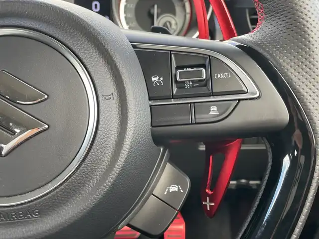 スズキ スイフト スポーツ 神奈川県 2023(令5)年 2.1万km ピュアホワイトP KENOWOOD製8V型SDナビ（MPV-S708L）/Bluetooth/CD/DVD/iPod/フルセグ/USB/全周囲カメラ/アクティブクルーズコントロール/純正エアロ/デジタルインナーミラー/ブラインドスポットモニター/シートヒーター/パドルシフト/専用フットペダル/専用シート/純正アルミホイール/LEDヘッドライト/ETC/コーナーセンサー/デュアルセンサーブレーキサポート/アイドリングストップ/レーンキープアシスト/横滑り防止装置/カーテンエアバック