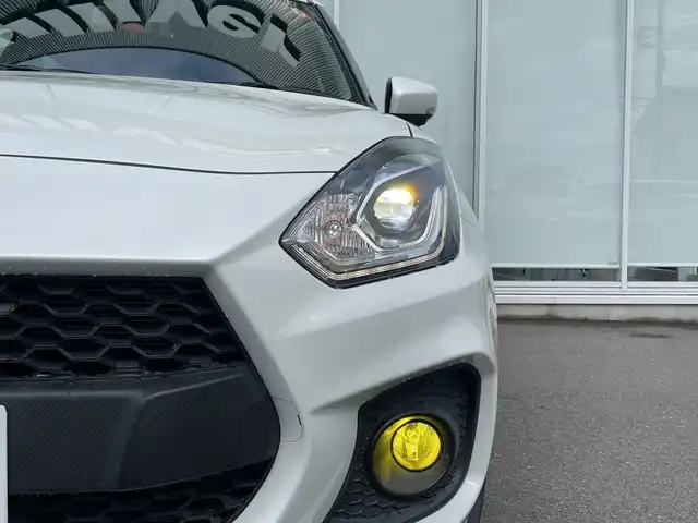 スズキ スイフト スポーツ 神奈川県 2023(令5)年 2.1万km ピュアホワイトP KENOWOOD製8V型SDナビ（MPV-S708L）/Bluetooth/CD/DVD/iPod/フルセグ/USB/全周囲カメラ/アクティブクルーズコントロール/純正エアロ/デジタルインナーミラー/ブラインドスポットモニター/シートヒーター/パドルシフト/専用フットペダル/専用シート/純正アルミホイール/LEDヘッドライト/ETC/コーナーセンサー/デュアルセンサーブレーキサポート/アイドリングストップ/レーンキープアシスト/横滑り防止装置/カーテンエアバック