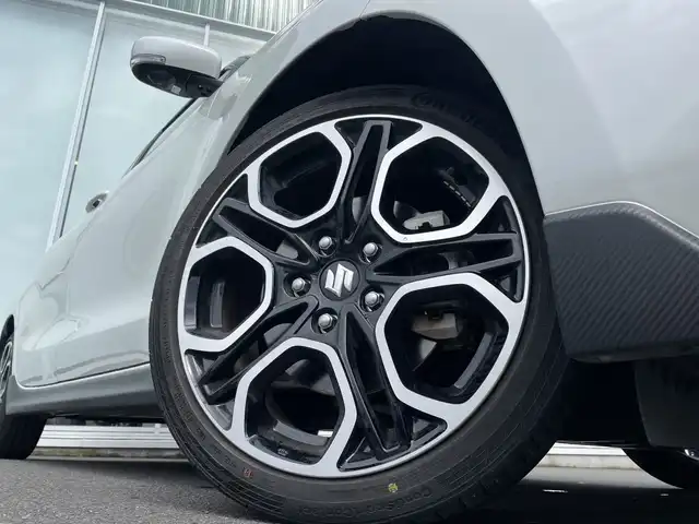 スズキ スイフト スポーツ 神奈川県 2023(令5)年 2.1万km ピュアホワイトP KENOWOOD製8V型SDナビ（MPV-S708L）/Bluetooth/CD/DVD/iPod/フルセグ/USB/全周囲カメラ/アクティブクルーズコントロール/純正エアロ/デジタルインナーミラー/ブラインドスポットモニター/シートヒーター/パドルシフト/専用フットペダル/専用シート/純正アルミホイール/LEDヘッドライト/ETC/コーナーセンサー/デュアルセンサーブレーキサポート/アイドリングストップ/レーンキープアシスト/横滑り防止装置/カーテンエアバック
