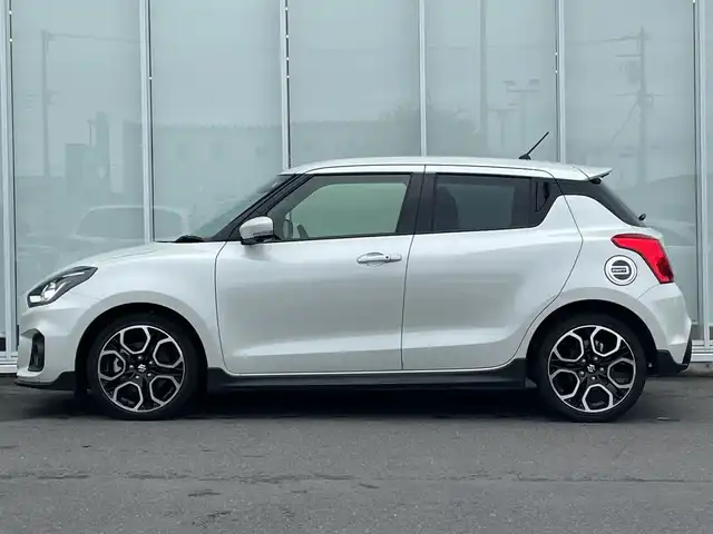 スズキ スイフト スポーツ 神奈川県 2023(令5)年 2.1万km ピュアホワイトP KENOWOOD製8V型SDナビ（MPV-S708L）/Bluetooth/CD/DVD/iPod/フルセグ/USB/全周囲カメラ/アクティブクルーズコントロール/純正エアロ/デジタルインナーミラー/ブラインドスポットモニター/シートヒーター/パドルシフト/専用フットペダル/専用シート/純正アルミホイール/LEDヘッドライト/ETC/コーナーセンサー/デュアルセンサーブレーキサポート/アイドリングストップ/レーンキープアシスト/横滑り防止装置/カーテンエアバック