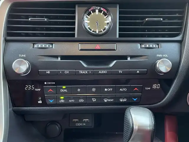 レクサス ＲＸ 300 Fスポーツ 福岡県 2019(令1)年 2万km ホワイトノーヴァガラスフレーク ワンオーナー/純正メーカーナビ/（Bluetooth対応/フルセグTV/AM/FM）/サンルーフ/ブラインドスポットモニター/ヘッドアップディスプレイ/クルーズコントロール/パドルシフト/360度カメラ/バックカメラ/全席パワーシート（運転席メモリ付）/前席シートヒーター/前席エアーシート/ステアリングヒーター/ドライブレコーダー/パワーバックドア/レザーシート/純正アルミホイール/純正フロアマット/プッシュスタート/アイドリングストップ/保証書/取扱説明書/スペアキー/スマートキー/カードキー