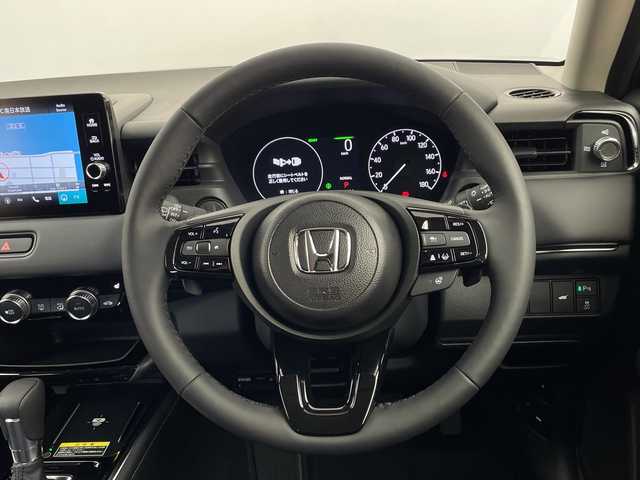 ホンダ ヴェゼル ハイブリッド e:HEV Z 鹿児島県 2025(令7)年 0.1千km クリスタルブラックパール 登録済未使用車/ホンダセンシング/レーダークルーズコントロール/ビルトインETC2・0/バックカメラ/純正ナビ/(BT/AM/FM/フルセグTV)/Applecarplay/Androidauto/革巻きステアリング/ステアリングスイッチ/ステアリングヒーター/電動リアゲート/チップアップシート/ハーフレザーシート/前席シートヒーター/純正18インチアルミホイール/レーンキープアシスト/オートマチックハイビーム/ブラインドスポットモニター/純正LEDヘッドライト/ワイヤレス充電/電動パーキングブレーキ/オートホールド/前後コーナーセンサー/保証書/取扱説明書/スペアキー