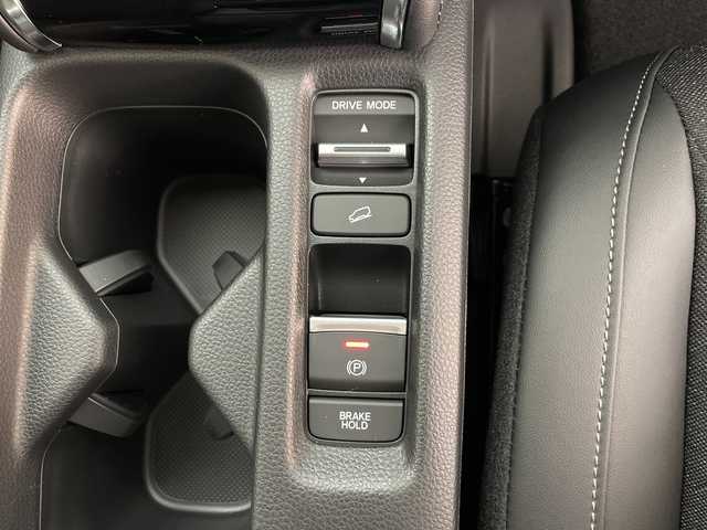 ホンダ ヴェゼル ハイブリッド e:HEV Z 鹿児島県 2025(令7)年 0.1千km クリスタルブラックパール 登録済未使用車/ホンダセンシング/レーダークルーズコントロール/ビルトインETC2・0/バックカメラ/純正ナビ/(BT/AM/FM/フルセグTV)/Applecarplay/Androidauto/革巻きステアリング/ステアリングスイッチ/ステアリングヒーター/電動リアゲート/チップアップシート/ハーフレザーシート/前席シートヒーター/純正18インチアルミホイール/レーンキープアシスト/オートマチックハイビーム/ブラインドスポットモニター/純正LEDヘッドライト/ワイヤレス充電/電動パーキングブレーキ/オートホールド/前後コーナーセンサー/保証書/取扱説明書/スペアキー