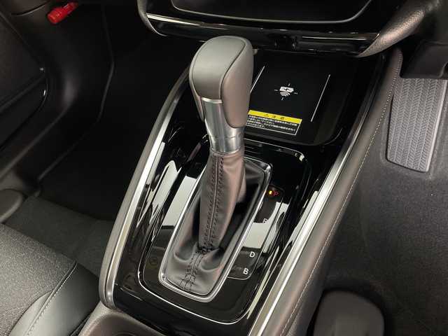 ホンダ ヴェゼル ハイブリッド e:HEV Z 鹿児島県 2025(令7)年 0.1千km クリスタルブラックパール 登録済未使用車/ホンダセンシング/レーダークルーズコントロール/ビルトインETC2・0/バックカメラ/純正ナビ/(BT/AM/FM/フルセグTV)/Applecarplay/Androidauto/革巻きステアリング/ステアリングスイッチ/ステアリングヒーター/電動リアゲート/チップアップシート/ハーフレザーシート/前席シートヒーター/純正18インチアルミホイール/レーンキープアシスト/オートマチックハイビーム/ブラインドスポットモニター/純正LEDヘッドライト/ワイヤレス充電/電動パーキングブレーキ/オートホールド/前後コーナーセンサー/保証書/取扱説明書/スペアキー