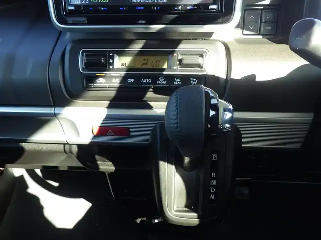 スズキ スペーシア ギア HYBRID XZターボ 千葉県 2023(令5)年 1.7万km オフブルーメタリック/ガンメタリック2トーンルーフ デュアルカメラブレーキサポート/レーダークルーズコントロール/アイドリングストップ/両側パワースライドドア/純正ナビ/地デジTV/【DVD/CD再生機能　Bluetooth接続】　/ヘッドアップディスプレイ/革巻きステアリング/パドルシフト/LEDヘッドライト/フォグライト/ウインカーミラー/純正14インチアルミホイル/サイド/カーテンエアバッグ/携帯リモコン