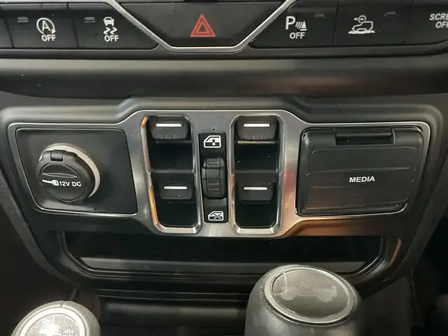 クライスラー・ジープ ジープ ラングラー アンリミテッド サハラ 佐賀県 2023(令5)年 2.8万km 黒 ４WD/メモリナビ/ワンセグテレビ/バックカメラ/純正ホイール夏タイヤ装着/クルーズコントロール/ドアバイザー/プッシュスタート/ETC２．０/純正フロアマット/ALPINEスピーカー/Bluetooth/アイドリングストップ/コーナーセンサー