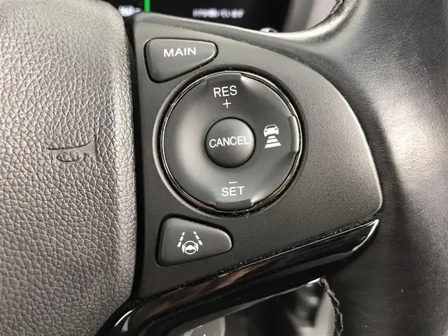 ホンダ ヴェゼル ハイブリッド RS ホンダセンシング 愛知県 2016(平28)年 2.8万km ホワイトオーキッドパール ホンダセンシング/レーダークルーズコントロール/純正SDナビ/・Bluetooth/・フルセグTV/・HDMI/ワイパーデアイサー/革巻きステアリング/ステアリングリモコン/レザーシート/シートヒーター（D/N）/ドライブレコーダー/純正AW/ビルトインETC/電動パーキングアシスト