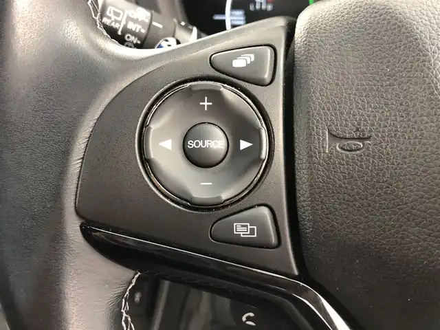 ホンダ ヴェゼル ハイブリッド RS ホンダセンシング 愛知県 2016(平28)年 2.8万km ホワイトオーキッドパール ホンダセンシング/レーダークルーズコントロール/純正SDナビ/・Bluetooth/・フルセグTV/・HDMI/ワイパーデアイサー/革巻きステアリング/ステアリングリモコン/レザーシート/シートヒーター（D/N）/ドライブレコーダー/純正AW/ビルトインETC/電動パーキングアシスト