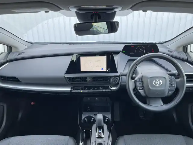 トヨタ プリウス X 滋賀県 2023(令5)年 2.6万km スーパーホワイトⅡ 純正8インチディスプレイオーディオ/(フルセグTV Bluetooth MiraCast)/トヨタセーフティセンス/・プリクラッシュセーフティ/・レーントレーシングアシスト/・車線逸脱警報/・レーダークルーズコントロール/・ブラインドスポットモニター/バックカメラ/ETC2.0/プッシュスタート/スマートキー/革巻きステアリング/ステアリングリモコン/純正フロアマット/LEDヘッドライト/オートマチックハイビーム