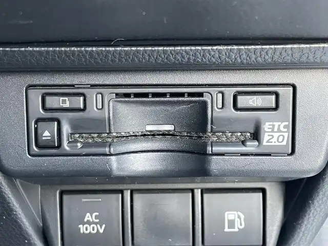 トヨタ プリウス X 滋賀県 2023(令5)年 2.6万km スーパーホワイトⅡ 純正8インチディスプレイオーディオ/(フルセグTV Bluetooth MiraCast)/トヨタセーフティセンス/・プリクラッシュセーフティ/・レーントレーシングアシスト/・車線逸脱警報/・レーダークルーズコントロール/・ブラインドスポットモニター/バックカメラ/ETC2.0/プッシュスタート/スマートキー/革巻きステアリング/ステアリングリモコン/純正フロアマット/LEDヘッドライト/オートマチックハイビーム