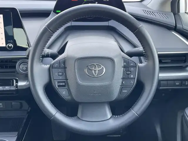 トヨタ プリウス X 滋賀県 2023(令5)年 2.6万km スーパーホワイトⅡ 純正8インチディスプレイオーディオ/(フルセグTV Bluetooth MiraCast)/トヨタセーフティセンス/・プリクラッシュセーフティ/・レーントレーシングアシスト/・車線逸脱警報/・レーダークルーズコントロール/・ブラインドスポットモニター/バックカメラ/ETC2.0/プッシュスタート/スマートキー/革巻きステアリング/ステアリングリモコン/純正フロアマット/LEDヘッドライト/オートマチックハイビーム