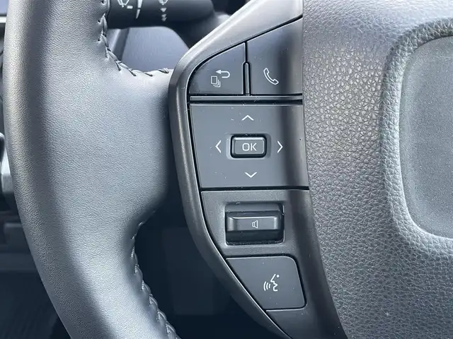 トヨタ プリウス X 滋賀県 2023(令5)年 2.6万km スーパーホワイトⅡ 純正8インチディスプレイオーディオ/(フルセグTV Bluetooth MiraCast)/トヨタセーフティセンス/・プリクラッシュセーフティ/・レーントレーシングアシスト/・車線逸脱警報/・レーダークルーズコントロール/・ブラインドスポットモニター/バックカメラ/ETC2.0/プッシュスタート/スマートキー/革巻きステアリング/ステアリングリモコン/純正フロアマット/LEDヘッドライト/オートマチックハイビーム