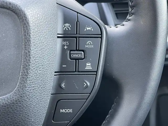 トヨタ プリウス X 滋賀県 2023(令5)年 2.6万km スーパーホワイトⅡ 純正8インチディスプレイオーディオ/(フルセグTV Bluetooth MiraCast)/トヨタセーフティセンス/・プリクラッシュセーフティ/・レーントレーシングアシスト/・車線逸脱警報/・レーダークルーズコントロール/・ブラインドスポットモニター/バックカメラ/ETC2.0/プッシュスタート/スマートキー/革巻きステアリング/ステアリングリモコン/純正フロアマット/LEDヘッドライト/オートマチックハイビーム