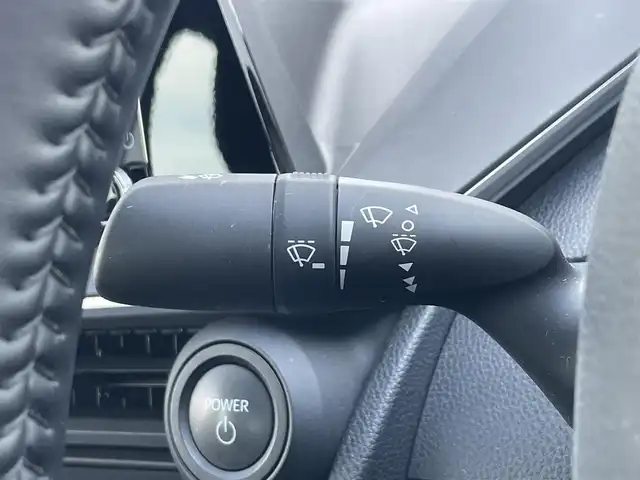 トヨタ プリウス X 滋賀県 2023(令5)年 2.6万km スーパーホワイトⅡ 純正8インチディスプレイオーディオ/(フルセグTV Bluetooth MiraCast)/トヨタセーフティセンス/・プリクラッシュセーフティ/・レーントレーシングアシスト/・車線逸脱警報/・レーダークルーズコントロール/・ブラインドスポットモニター/バックカメラ/ETC2.0/プッシュスタート/スマートキー/革巻きステアリング/ステアリングリモコン/純正フロアマット/LEDヘッドライト/オートマチックハイビーム