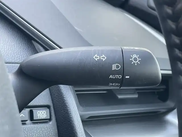 トヨタ プリウス X 滋賀県 2023(令5)年 2.6万km スーパーホワイトⅡ 純正8インチディスプレイオーディオ/(フルセグTV Bluetooth MiraCast)/トヨタセーフティセンス/・プリクラッシュセーフティ/・レーントレーシングアシスト/・車線逸脱警報/・レーダークルーズコントロール/・ブラインドスポットモニター/バックカメラ/ETC2.0/プッシュスタート/スマートキー/革巻きステアリング/ステアリングリモコン/純正フロアマット/LEDヘッドライト/オートマチックハイビーム