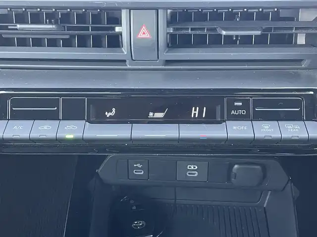 トヨタ プリウス X 滋賀県 2023(令5)年 2.6万km スーパーホワイトⅡ 純正8インチディスプレイオーディオ/(フルセグTV Bluetooth MiraCast)/トヨタセーフティセンス/・プリクラッシュセーフティ/・レーントレーシングアシスト/・車線逸脱警報/・レーダークルーズコントロール/・ブラインドスポットモニター/バックカメラ/ETC2.0/プッシュスタート/スマートキー/革巻きステアリング/ステアリングリモコン/純正フロアマット/LEDヘッドライト/オートマチックハイビーム