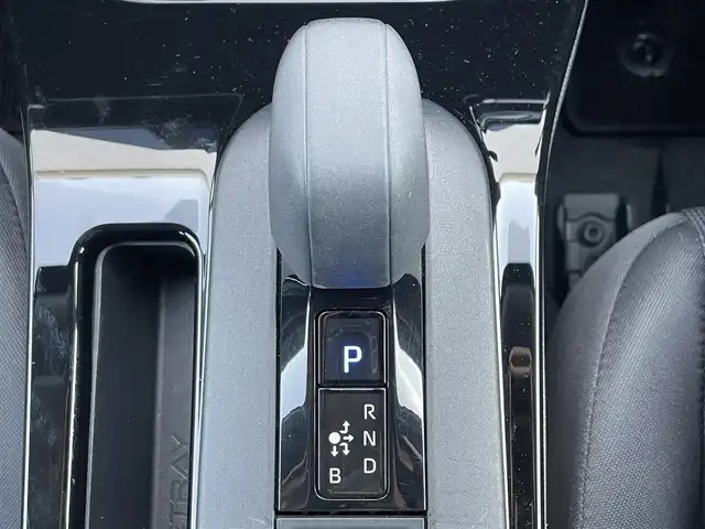 トヨタ プリウス X 滋賀県 2023(令5)年 2.6万km スーパーホワイトⅡ 純正8インチディスプレイオーディオ/(フルセグTV Bluetooth MiraCast)/トヨタセーフティセンス/・プリクラッシュセーフティ/・レーントレーシングアシスト/・車線逸脱警報/・レーダークルーズコントロール/・ブラインドスポットモニター/バックカメラ/ETC2.0/プッシュスタート/スマートキー/革巻きステアリング/ステアリングリモコン/純正フロアマット/LEDヘッドライト/オートマチックハイビーム