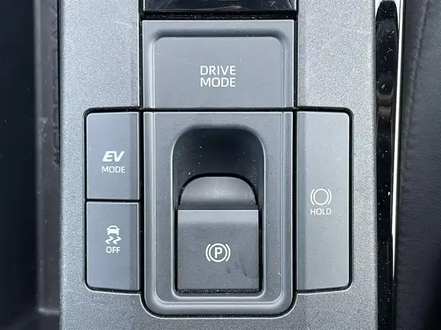 トヨタ プリウス X 滋賀県 2023(令5)年 2.6万km スーパーホワイトⅡ 純正8インチディスプレイオーディオ/(フルセグTV Bluetooth MiraCast)/トヨタセーフティセンス/・プリクラッシュセーフティ/・レーントレーシングアシスト/・車線逸脱警報/・レーダークルーズコントロール/・ブラインドスポットモニター/バックカメラ/ETC2.0/プッシュスタート/スマートキー/革巻きステアリング/ステアリングリモコン/純正フロアマット/LEDヘッドライト/オートマチックハイビーム