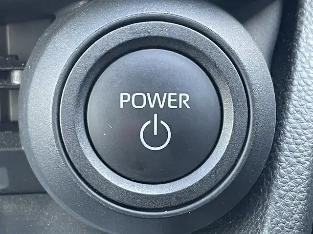 トヨタ プリウス X 滋賀県 2023(令5)年 2.6万km スーパーホワイトⅡ 純正8インチディスプレイオーディオ/(フルセグTV Bluetooth MiraCast)/トヨタセーフティセンス/・プリクラッシュセーフティ/・レーントレーシングアシスト/・車線逸脱警報/・レーダークルーズコントロール/・ブラインドスポットモニター/バックカメラ/ETC2.0/プッシュスタート/スマートキー/革巻きステアリング/ステアリングリモコン/純正フロアマット/LEDヘッドライト/オートマチックハイビーム