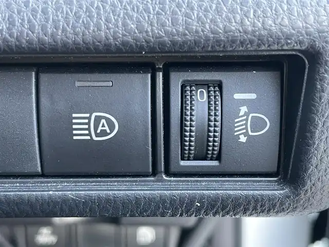 トヨタ プリウス X 滋賀県 2023(令5)年 2.6万km スーパーホワイトⅡ 純正8インチディスプレイオーディオ/(フルセグTV Bluetooth MiraCast)/トヨタセーフティセンス/・プリクラッシュセーフティ/・レーントレーシングアシスト/・車線逸脱警報/・レーダークルーズコントロール/・ブラインドスポットモニター/バックカメラ/ETC2.0/プッシュスタート/スマートキー/革巻きステアリング/ステアリングリモコン/純正フロアマット/LEDヘッドライト/オートマチックハイビーム