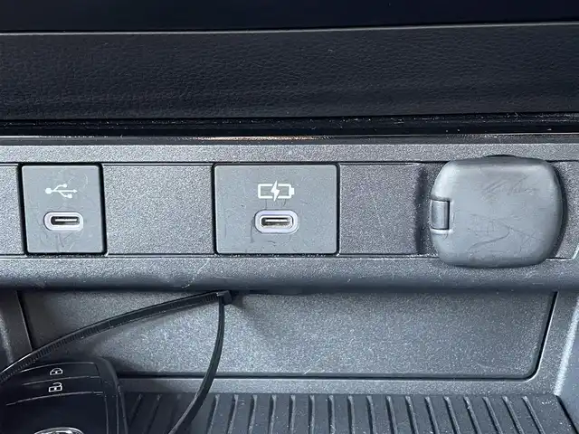 トヨタ プリウス X 滋賀県 2023(令5)年 2.6万km スーパーホワイトⅡ 純正8インチディスプレイオーディオ/(フルセグTV Bluetooth MiraCast)/トヨタセーフティセンス/・プリクラッシュセーフティ/・レーントレーシングアシスト/・車線逸脱警報/・レーダークルーズコントロール/・ブラインドスポットモニター/バックカメラ/ETC2.0/プッシュスタート/スマートキー/革巻きステアリング/ステアリングリモコン/純正フロアマット/LEDヘッドライト/オートマチックハイビーム