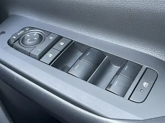 トヨタ プリウス X 滋賀県 2023(令5)年 2.6万km スーパーホワイトⅡ 純正8インチディスプレイオーディオ/(フルセグTV Bluetooth MiraCast)/トヨタセーフティセンス/・プリクラッシュセーフティ/・レーントレーシングアシスト/・車線逸脱警報/・レーダークルーズコントロール/・ブラインドスポットモニター/バックカメラ/ETC2.0/プッシュスタート/スマートキー/革巻きステアリング/ステアリングリモコン/純正フロアマット/LEDヘッドライト/オートマチックハイビーム