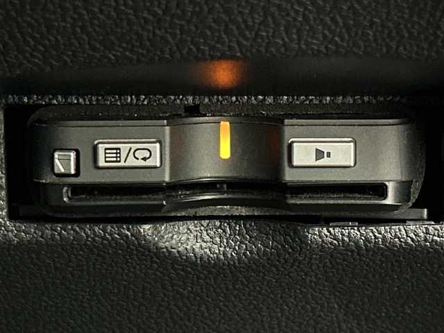 トヨタ プリウス Sセーフティプラス ツートーン 茨城県 2018(平30)年 3.9万km ベージュⅡ ナビ　フルセグＴＶ　バックモニター　エアロ付き　衝突軽減ブレーキ　クルコン　ＥＴＣ　ＬＥＤライト　フォグランプ　ドライブレコーダー　パーキングアシスト　コーナーセンサー　スマートキ―　プッシュスタート