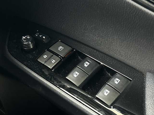 トヨタ プリウス Sセーフティプラス ツートーン 茨城県 2018(平30)年 3.9万km ベージュⅡ ナビ　フルセグＴＶ　バックモニター　エアロ付き　衝突軽減ブレーキ　クルコン　ＥＴＣ　ＬＥＤライト　フォグランプ　ドライブレコーダー　パーキングアシスト　コーナーセンサー　スマートキ―　プッシュスタート